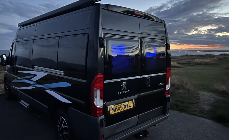 Premium-Luxus-Peugeot-Boxer mit 2 Schlafplätzen (als Reisebus gebaut)