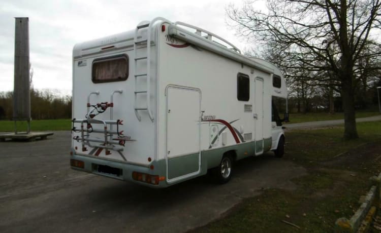 Beau et grand camping-car familial pour 6 personnes