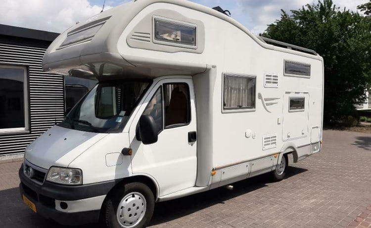 Camper 5 – Camper 5 - Fiat Ducato - Le camping-car familial idéal avec 2 lits superposés.