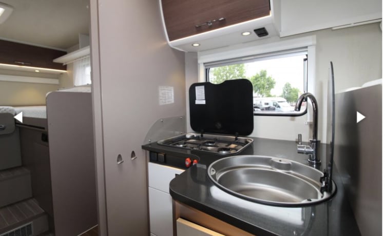 Nice spacious Camper with single beds and XXL garage