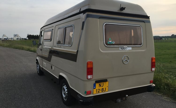 Sjaak  – 2p Mercedes-Benz bus oldtimer from 1979