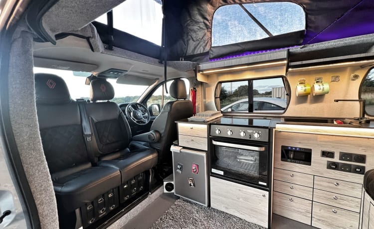 Van Damme – 4-persoons Renault Traffic LWB luxe campervan