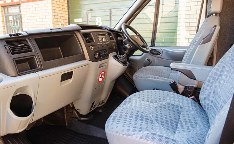 Ford Transit – Camper 2 posti letto con doccia, cucina, servizi igienici e TV