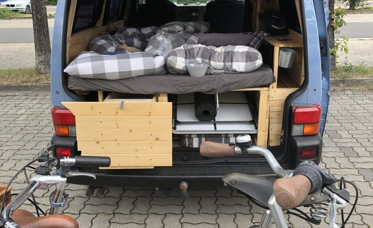 Bluebulli – Lovingly converted VW T4 that is ready to travel.