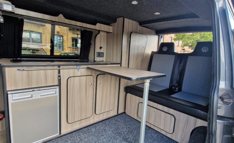 Lady Grey of Glasgow – Comodo camper Volkswagen T6 con 4 posti letto per l'inverno