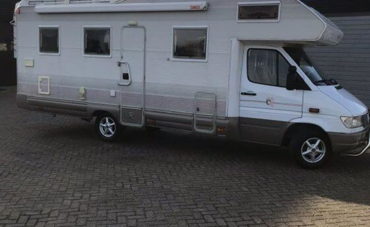 Biggie Waggie – Spacious Mercedes / Rimor 748 family camper