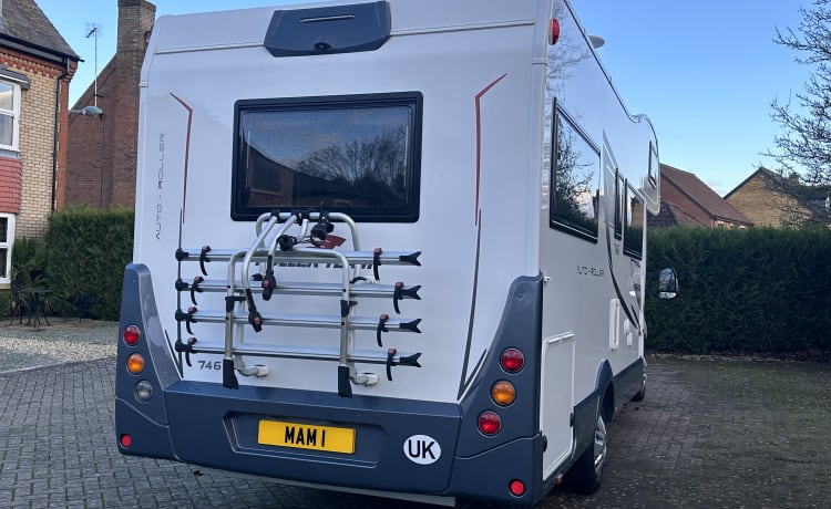 Charlie  –  Charlie Luxurious and modern 5 berth Roller Team