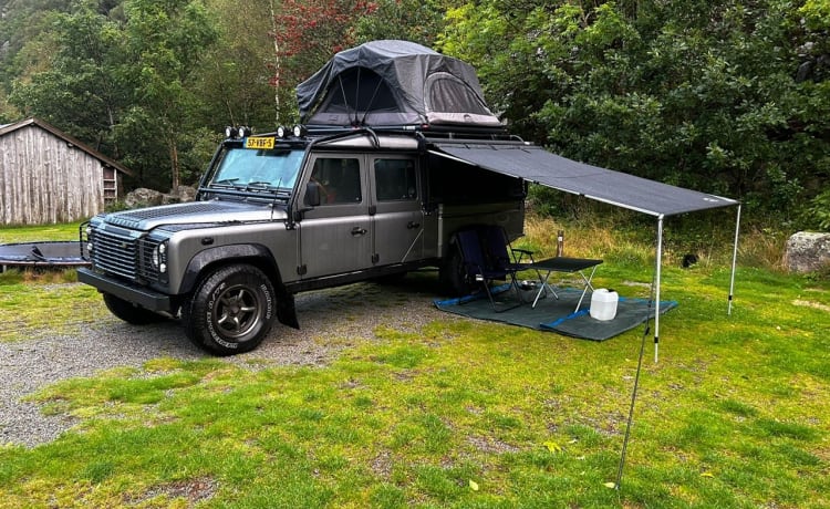 defender_stories – Land Rover Defender 130 avec 2 tentes de toit, auvent et équipement