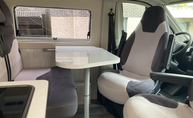 Suzy – Camperbus automaat 4p wacht op jouw avonturen!