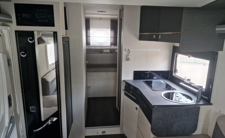 Chausson 720 Titanium Premium (separate room with bunk bed!)