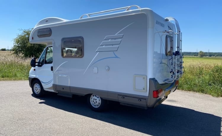 Beau camping-car familial Hymer à louer avec 6 places ceinturées