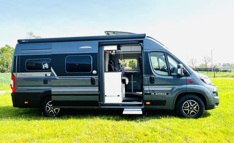 Twin Explorer SLB Luxe Fiat 140 AT9V 3,5T Automaat – 2p Adria Mobil bus uit 2024