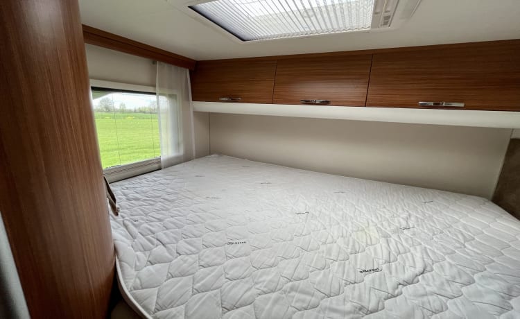 Camping-car semi-intégral Adria Matrix 680 SP pour 5 personnes