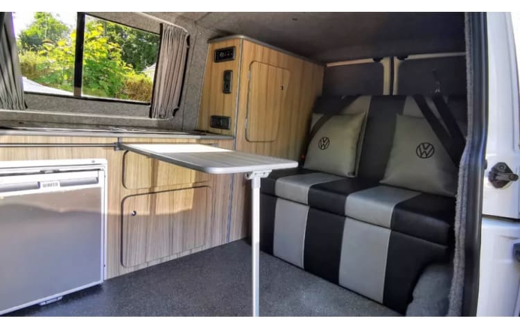 Great value cheapest on Goboony – Great looking Vw campervan 4 birth with awning 