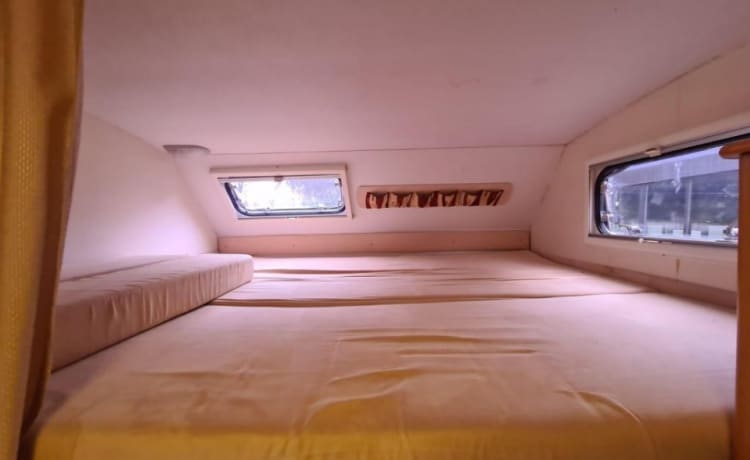 Camper mansardato per 4 persone con letto a castello del 2008 (CI Elliot 10)