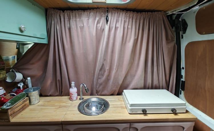 To the 'MOON' and back – Cozy 2p Renault campervan from 2004