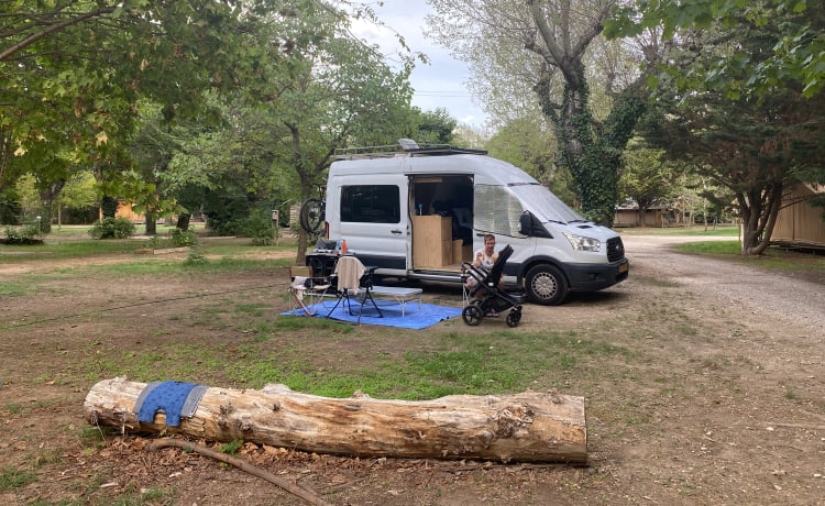 Ford Transit – Camper di lusso autocostruito disponibile per il campeggio off-grid