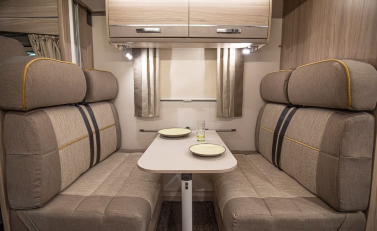 Riley – Nuovissimo camper di lusso Elddis Evolution 196 con 6 posti letto