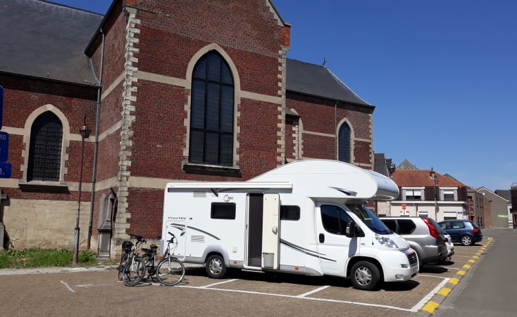 Camping-car alcôve entièrement meublé