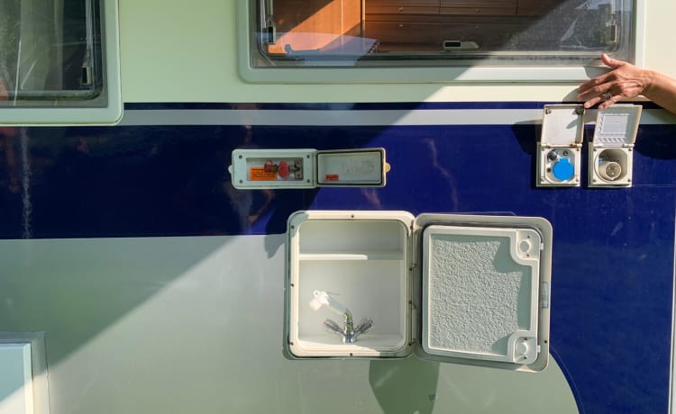 Onze trots – Ruime half-integraal camper met 4 slaapplaatsen