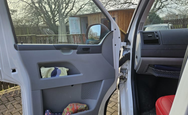 Morag – VW T5 CAMPERVAN LWB (EDINBURGH PICK-UP)