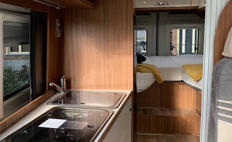 Goud – Beautiful bus camper (Gold) with a fine and practical layout.