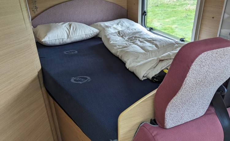 Ted – Camping-car semi-intégré avec intérieur confortable de 2006