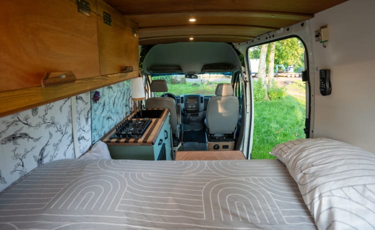 Overwinning – Adventurous Full Off-Grid VW Camperbus, solar power and length bed