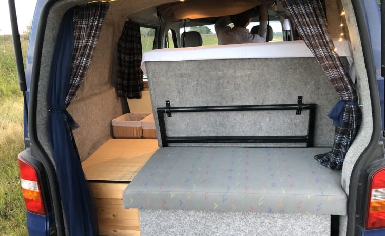 Transformer – VW Transporter with 4 seats, 2 sleeping places, lifting roof