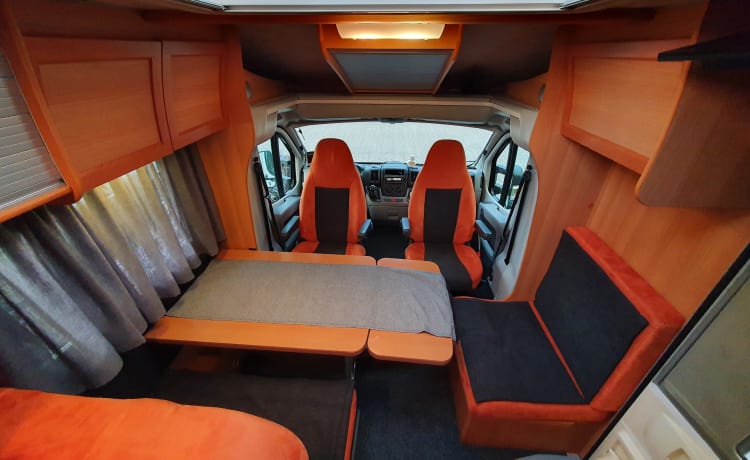 Louis  – Spacious 2 person Louis camper