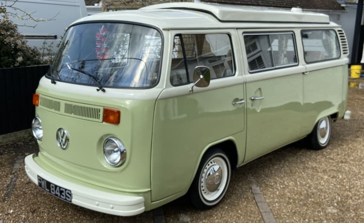 Olive – Klassischer Volkswagen-Wohnmobil mit 2 Schlafplätzen, Baujahr 1977