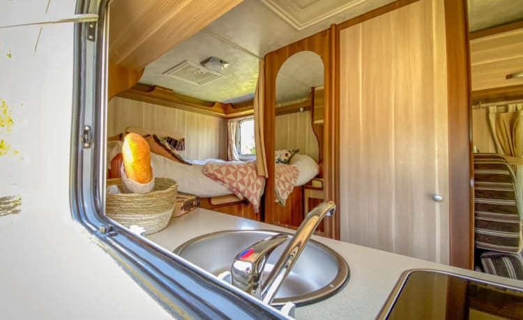 The Princess – Princess camper - spacious alcove camper for 6 people