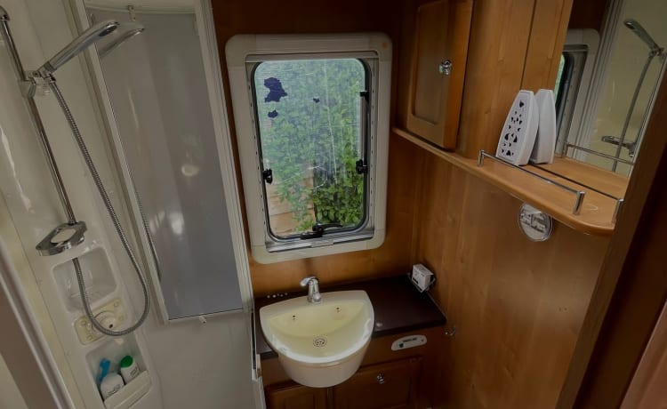 Luxe camper met 4 slaapplaatsen.