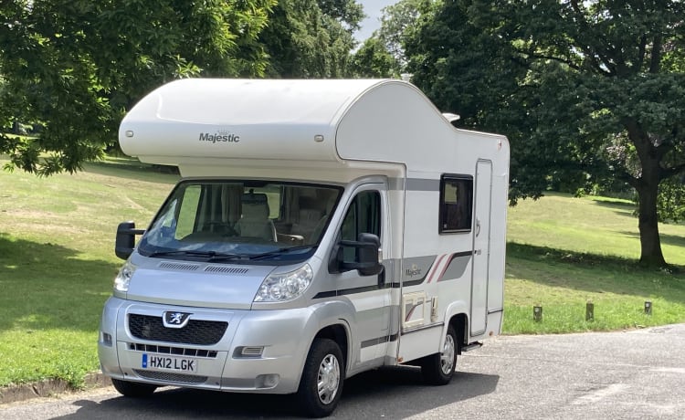 Elvis  – 2012 Elddis Majestic 100 met 4 slaapplaatsen