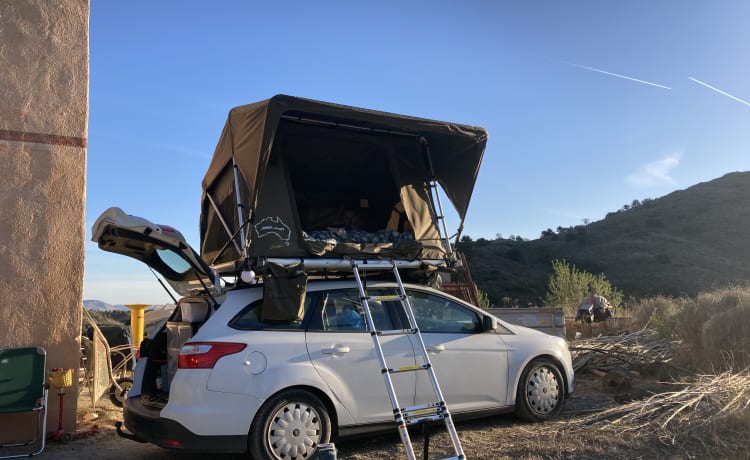 Neues 2-Personen-Dachzelt auf einem schönen, sparsamen Kombi