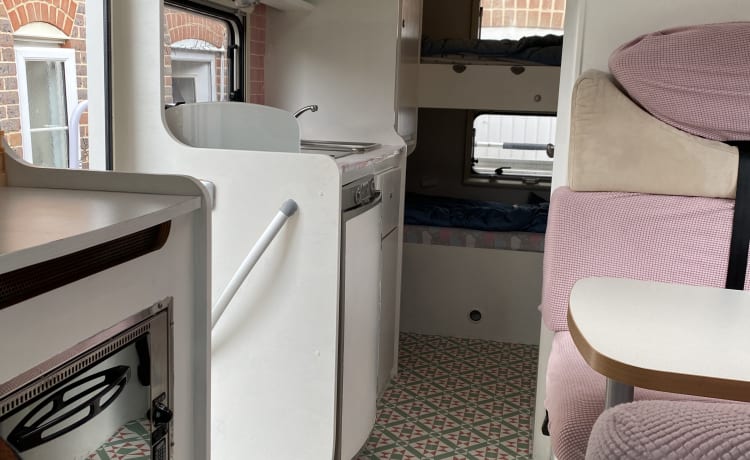 Rizzo  – Gorgeous 6 berth family motorhome with bedding, fully equipped. rear bunks.