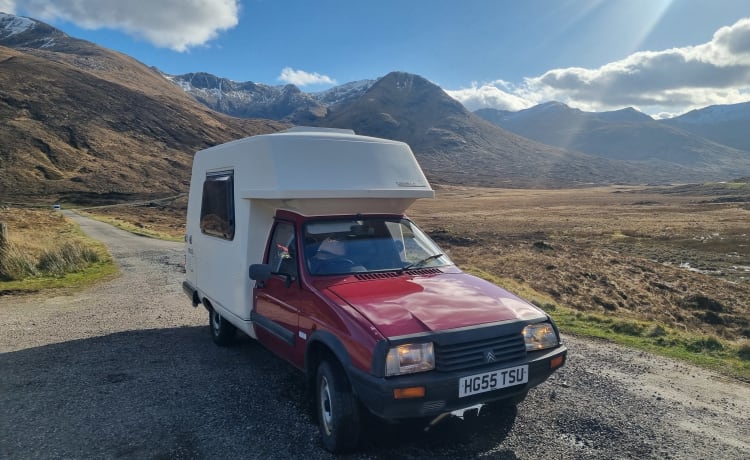 Eliza – Retro Romahome available for adventures