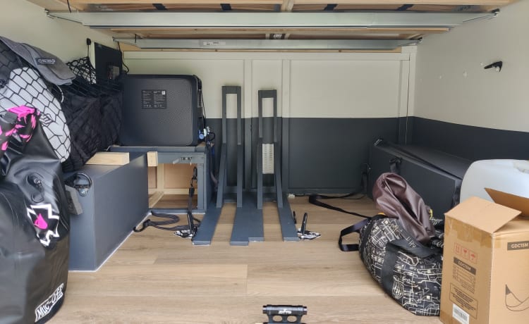 The line seeker – Offgrid Volkswagen Crafter zelfombouw met mountainbike garage