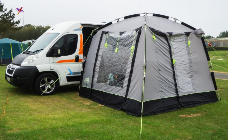 Peace  – 2 persoons Luxe Citreon camper (offgrid camper)