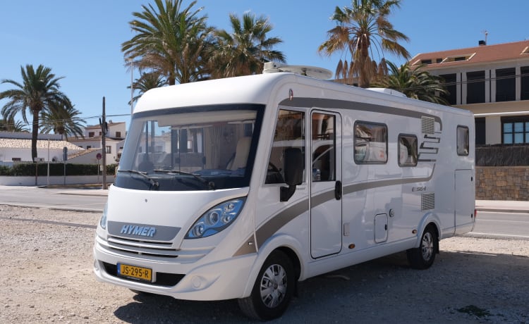 Spacious, luxurious and very extensive Hymer for 4 people