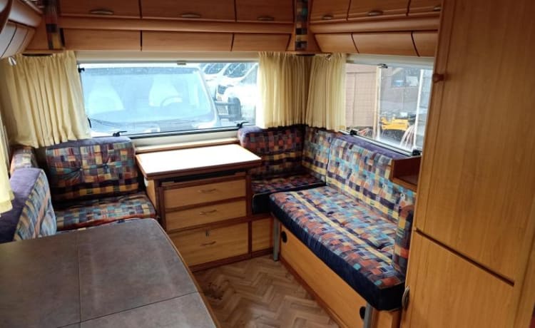 4 slaapplaatsen en 6 zitplaatsen (ook tijdens het rijden) – Nice Camper from flexible owners