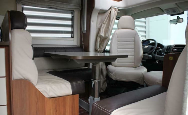 Luxurious spacious 4p camper with queen bed and pull-down bed