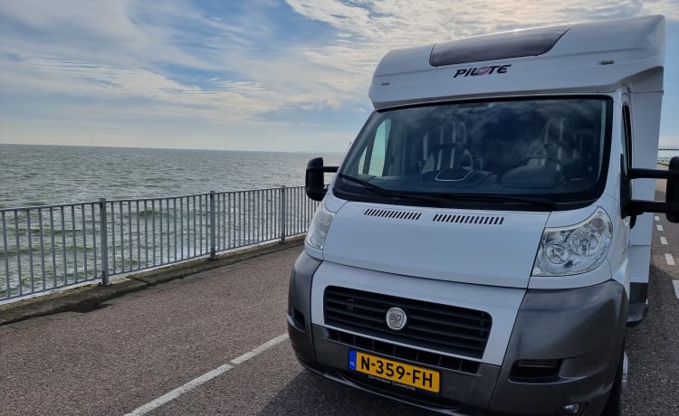 Compleet uitgeruste Pilote camper half-integraal