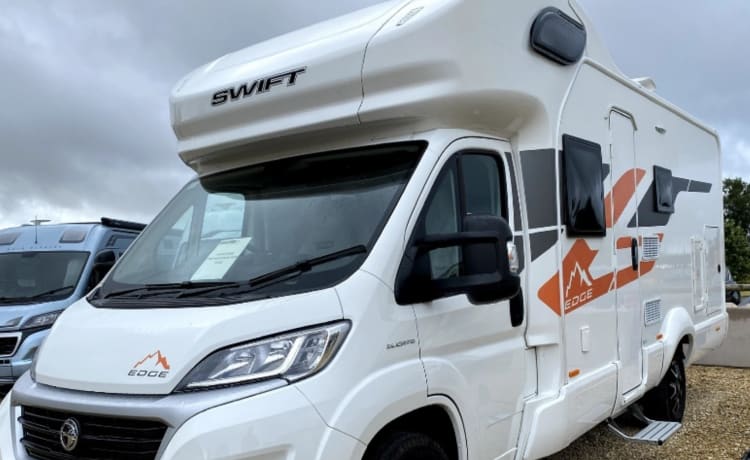 MM Motorhome – Luxe 6 couchettes ainsi que 6 ceintures de sécurité et lit fixe