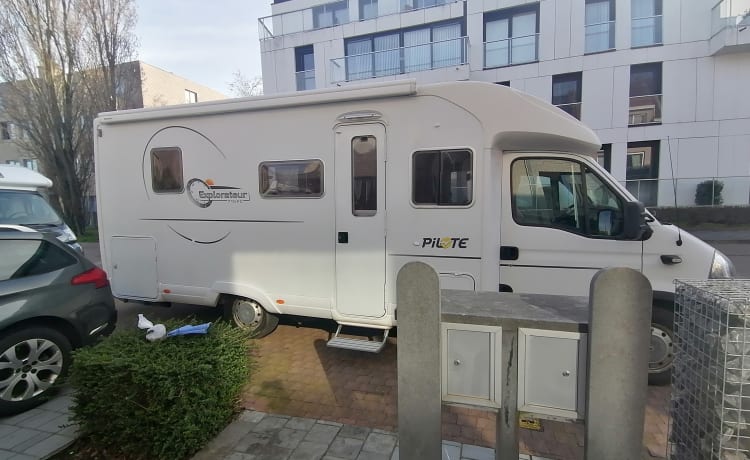 Ruime aangename camper 2pers met aanhanger voor brommer / fietsen – 2p Pilote Teilintegrierter aus dem Jahr 2007