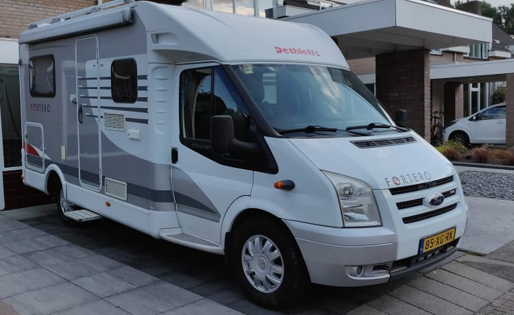 Beau camping-car Dettleff compact et sportif à louer.