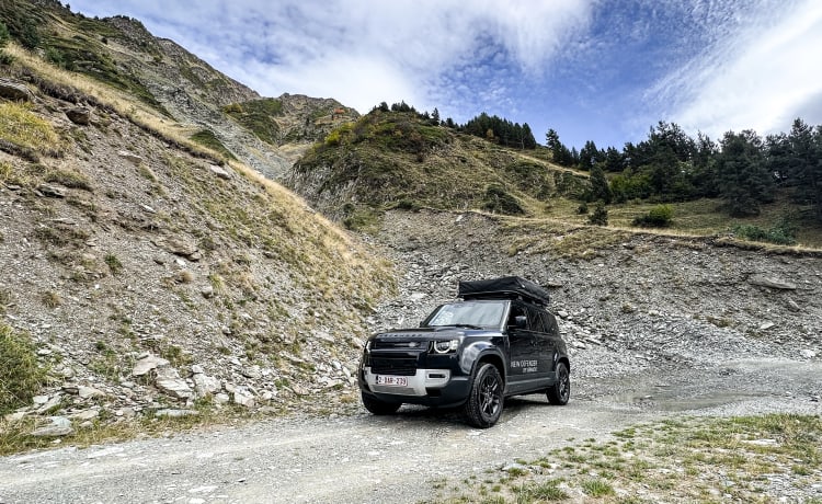 Land Rover Defender met daktent voor 2 personen