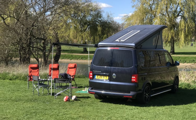 Wallis  – Wallis - Hoogwaardige VW T6 CamperKing-conversie. 4 slaapplaatsen en 5 zitplaatsen