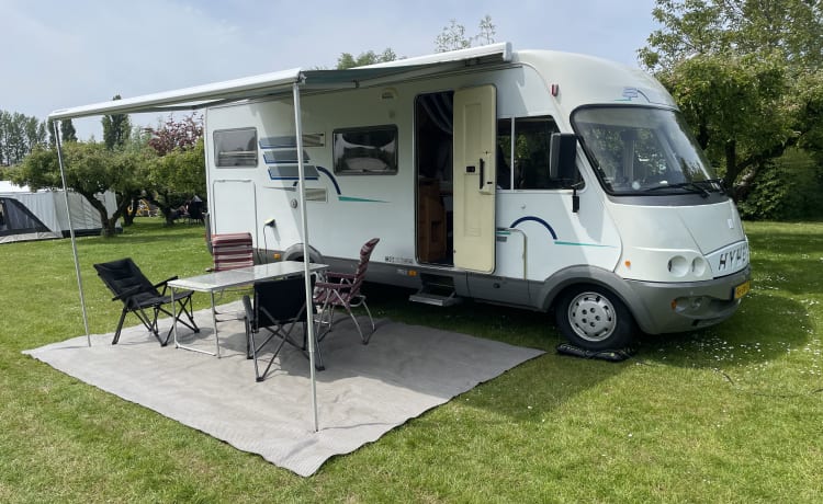 Wonderful 6 person Hymer B644 integral camper XXL garage