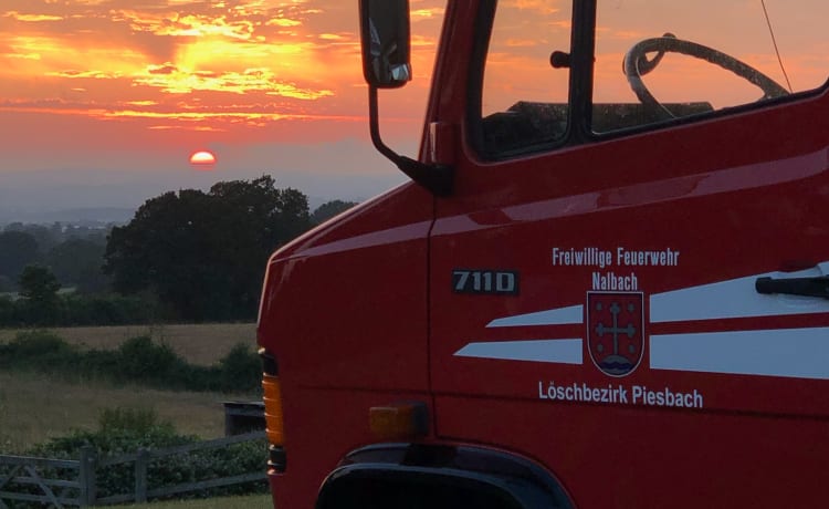 Helga – Classico camion dei pompieri tedesco convertito in camper di lusso a 6 nascite